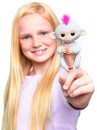 Интерактивная игрушка обезьянка WowWee Fingerlings - София 12 см белый пластик 3702A5