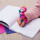 Интерактивная игрушка обезьянка WowWee Fingerlings - Белла 12 см розовый пластик 3705A5